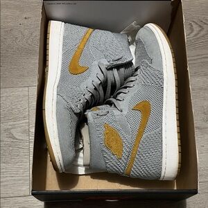 Jordan 1 High Flyknit in Wolf Grey
